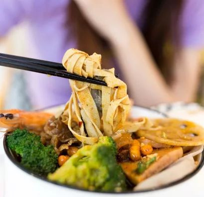 漂亮小姐姐开的网红店,高颜值小姐姐做美食