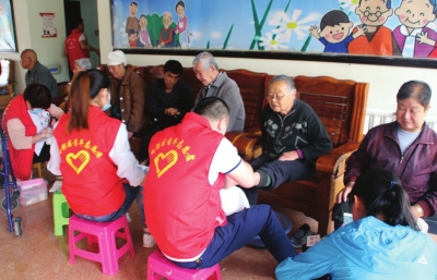 为社区老人免费修脚,为百岁老人修脚洗脚