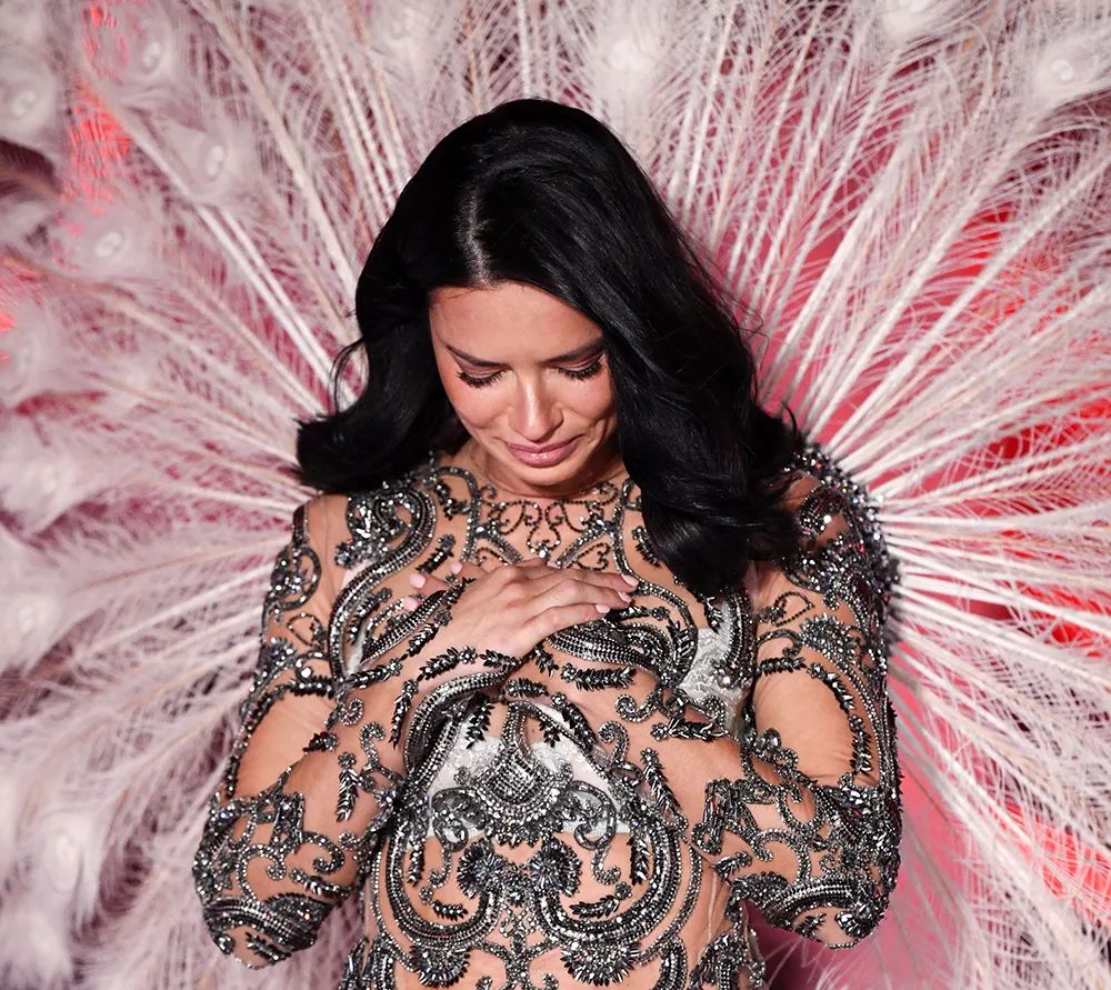 维秘年度“丑”秀落幕，我只记住了各种美好肉体……和东北大花袄！