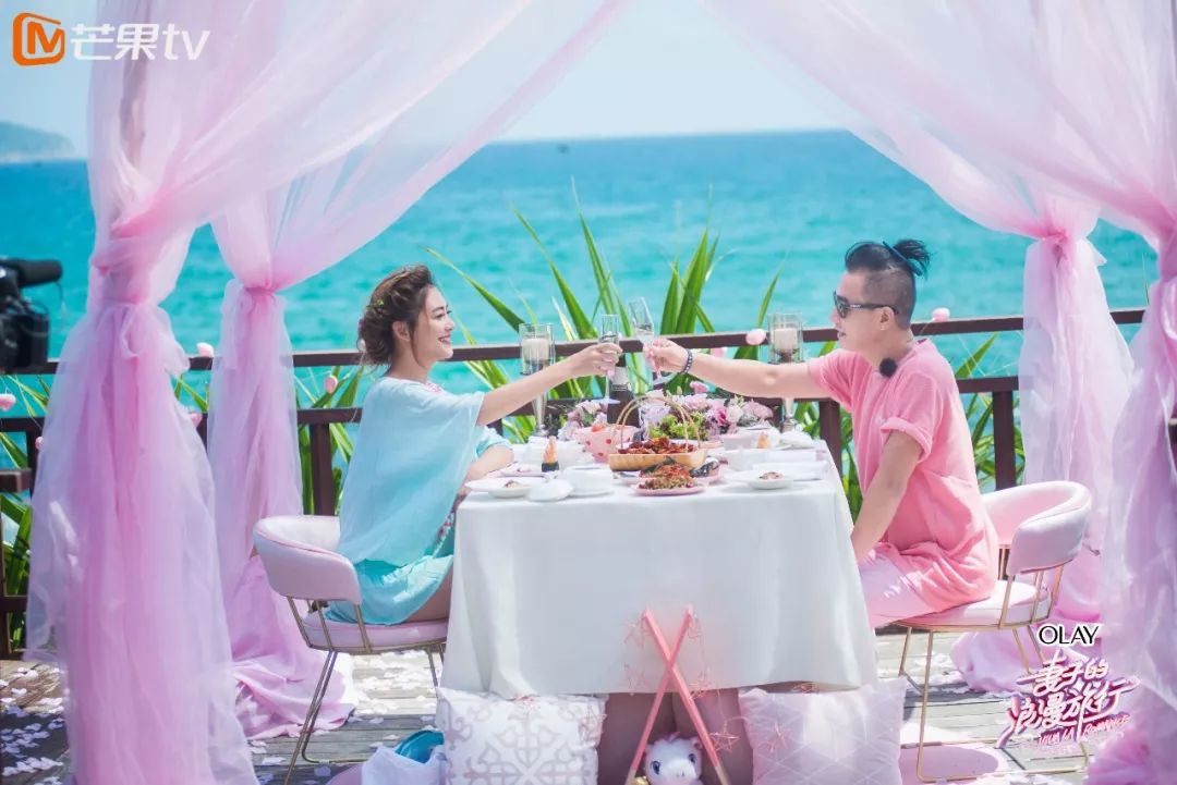 1200㎡透明泳池小红书点赞100w+,这家黄金海岸边的酒店才是海岛季首选