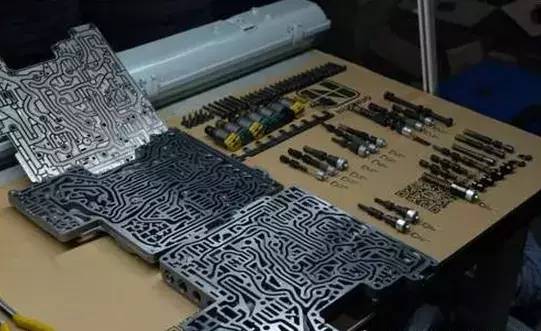 更换变速箱油对变速箱有损害吗,保养时放了一点变速箱油影响吗