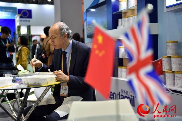 一位英国展商的进博会六天：拎着两罐奶粉签约