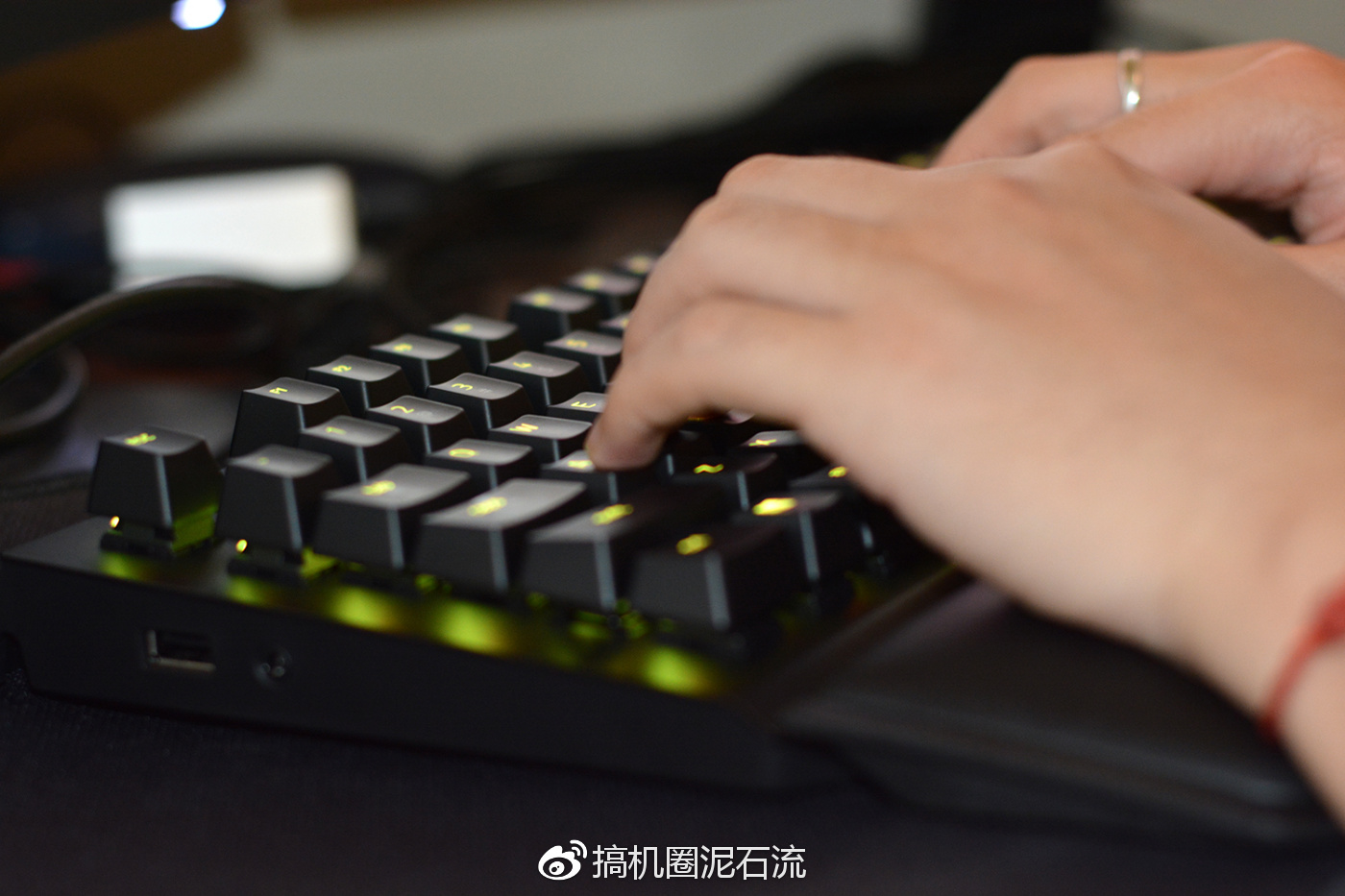 黑寡妇蜘蛛v2橙轴,黑寡妇蜘蛛x竞技版87键是单光吗