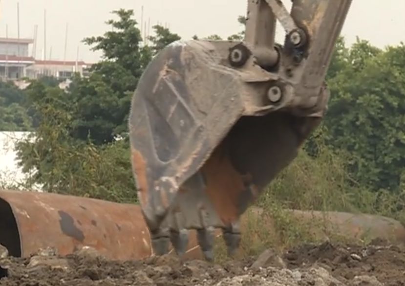 挖掘机突然挖到了地道,挖掘机挖到东西吓得挖掘机颤抖