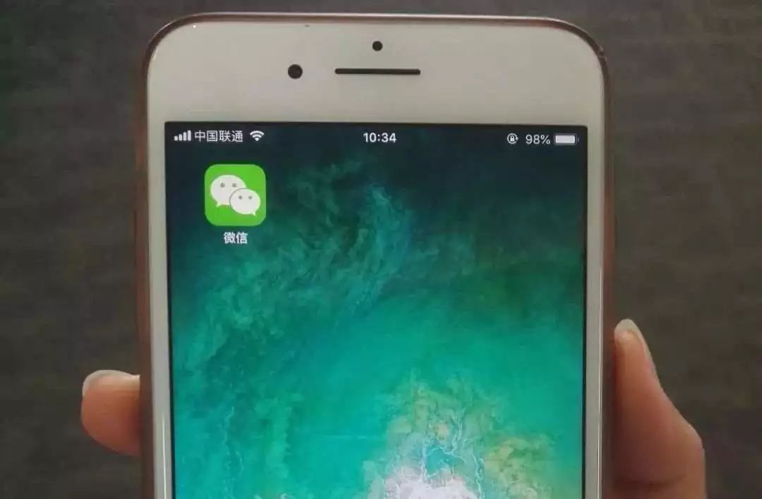 睡前一读丨她工作1年，加了481个微信群！