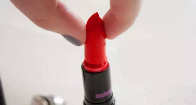 口红从底处断了怎么修复视频,口红断了怎么办一招教你恢复完整