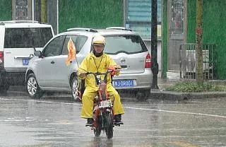 外卖小哥送餐迟到2分钟,外卖小哥送餐迟到顾客居然送奶茶