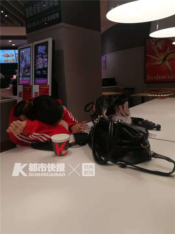 她是谁?为什么肚子这么大了,还经常在这家肯德基过夜?从不点单,都捡别人剩下的