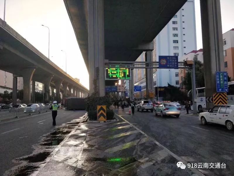 突发南部两辆大货车相撞现场惨烈,二环西高架货车侧翻