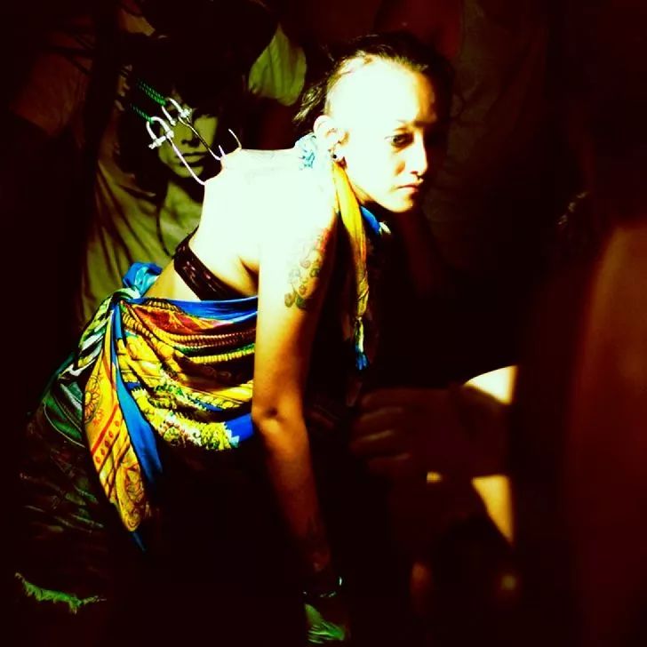 奇异的人体悬挂世界