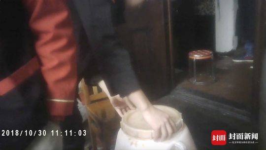 游客*底卧**干锅店发现用“口水油”店长：知道违法但不怕