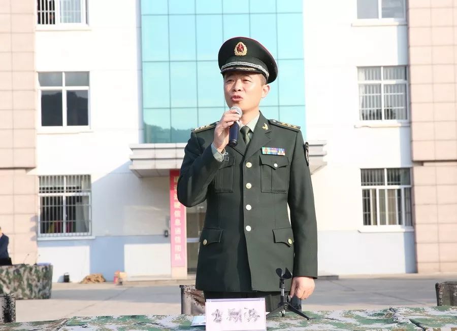 解放军运动会扛着炮跃过障碍,直击军体运动会