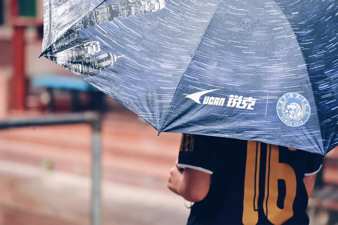 在浮华都市共赴一场盛大球赛，只要一样的球衣