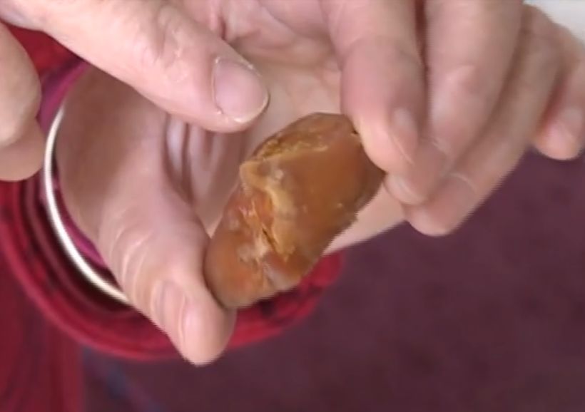 女子杀鸡时发现这个，值400万？快看看……