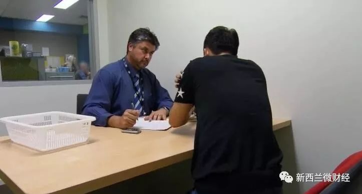 被海关查了聊天记录立即遣返,微信记录被中国海关遣返后果