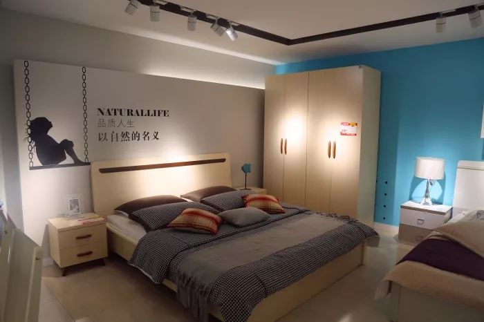 瞒不住了！神木双虎家私最低5折起售，样品狂甩，神木婆姨女子抢疯了