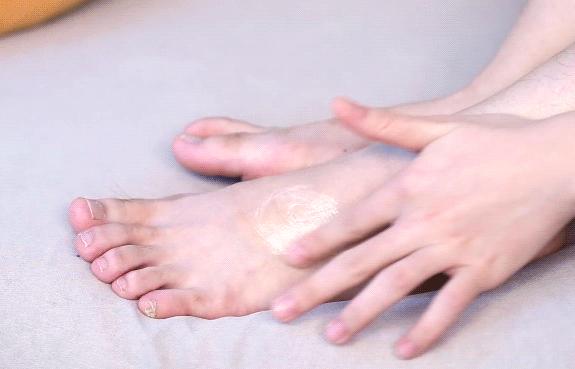 “男朋友的脚堪比生化*器武**!我得治治他!”