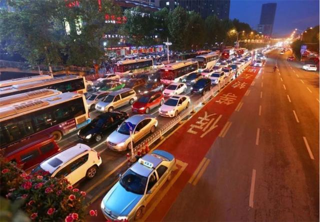 借道右转扣分,借道左转扣几分罚款多少