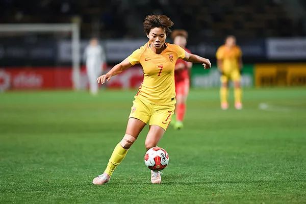 王霜中国女子金球奖,中国女足头牌王霜喜捧亚洲杯冠军