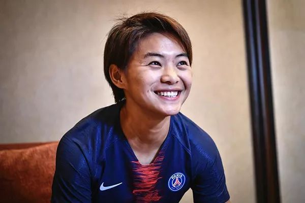 王霜中国女子金球奖,中国女足头牌王霜喜捧亚洲杯冠军