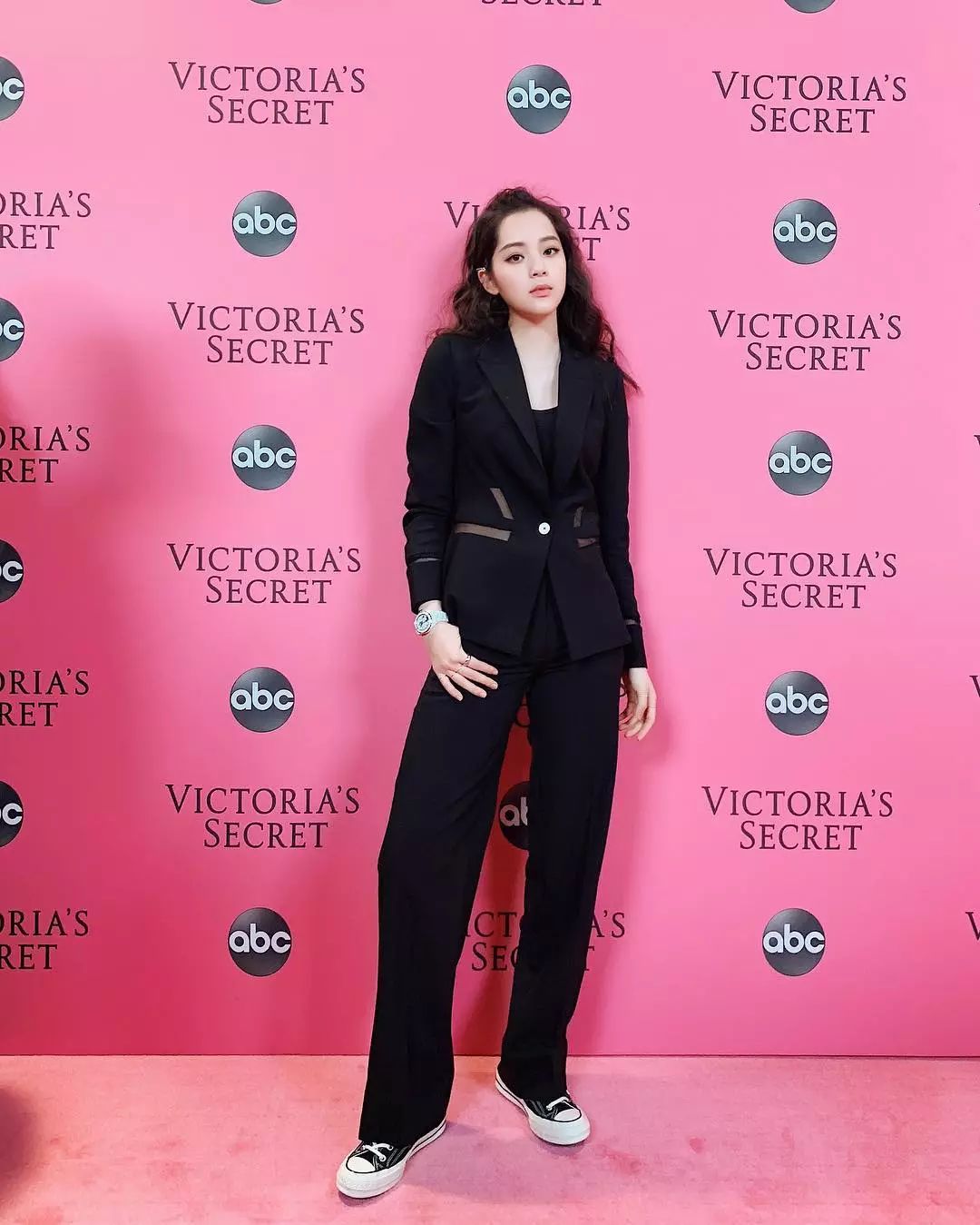 春夏必买的十大鞋,开春穿上这三款帆布鞋潮酷又有型