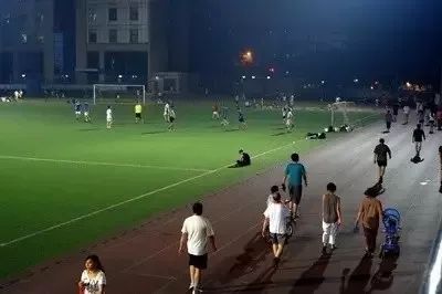 在学校跑步给人撞伤,在校外被车撞到谁的责任