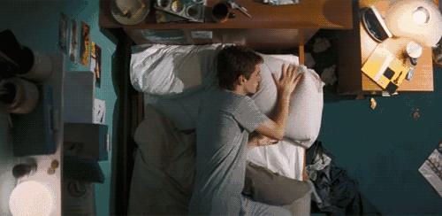 睡觉是应该多穿衣服还是少穿衣服,科普睡觉时到底要不要穿衣服