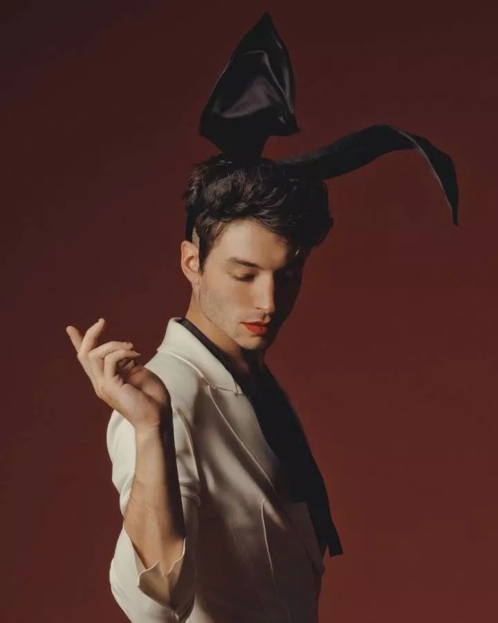 除了登上《Playboy》，“默然者”Ezra还是男女通杀的Fashionicon