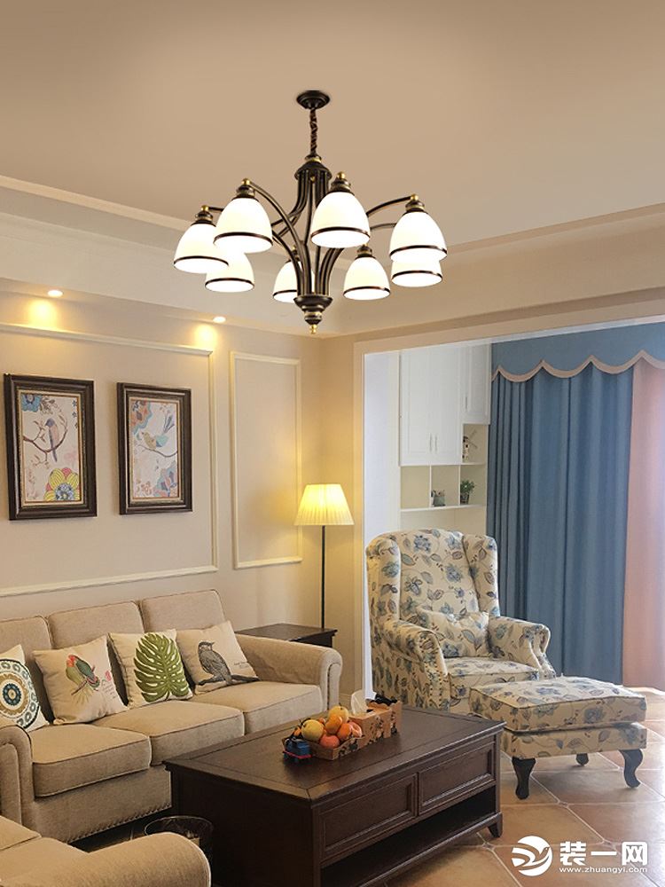 客厅吊灯啥样的好看又实惠简单,客厅简约明亮吊灯