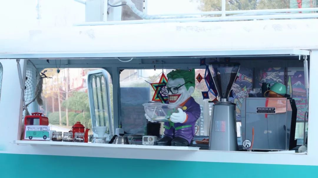 那个开着旅行咖啡车的女孩，暂别荒野重返都市