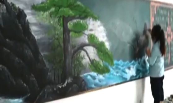 保洁阿姨画黑板报视频,保洁阿姨水平高黑板报画出3d效果