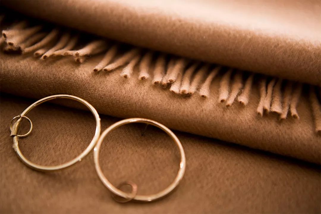 来自海拔1500米的阿尔巴斯白山羊绒围巾—羊绒界的“爱马仕”