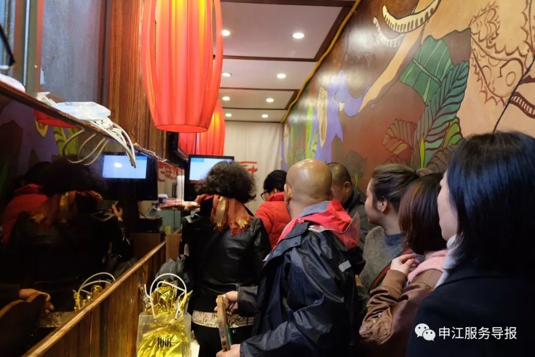 小申亲测｜小申亲测｜雨天也排长队！魔都这家古早味糕点店突然蹿红，口味么……