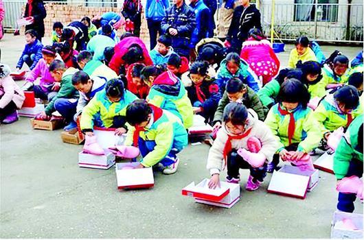 90后教师一年工资,林区教师给学生买棉鞋