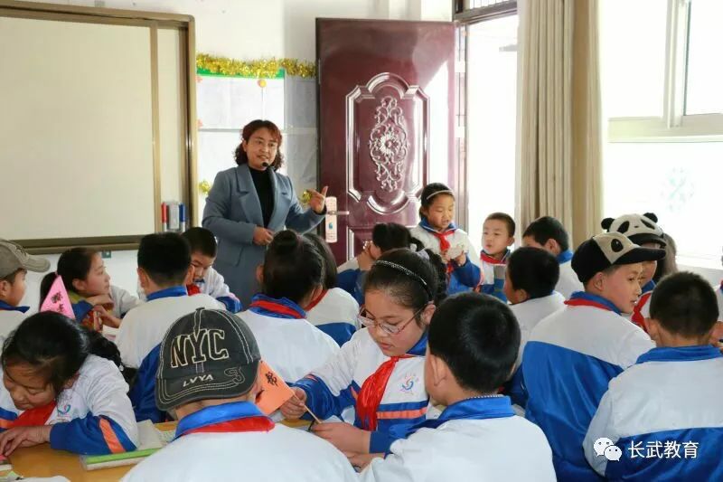 名师风采︱痴心教坛终不悔只为花香扑面来——记陕西省特级教师长武县灵凤小学教师万晓红