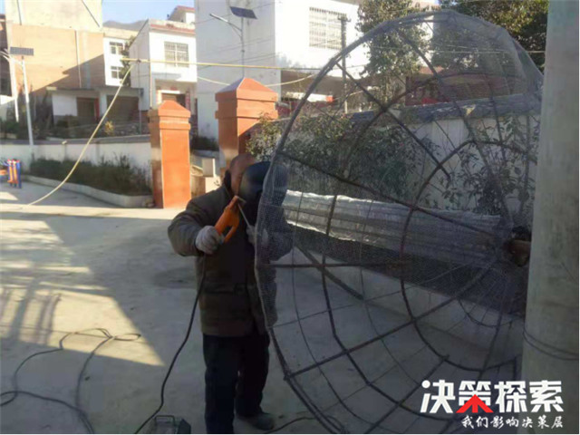 西峡县军马河镇:七旬老翁学技术焊接溅起脱贫花