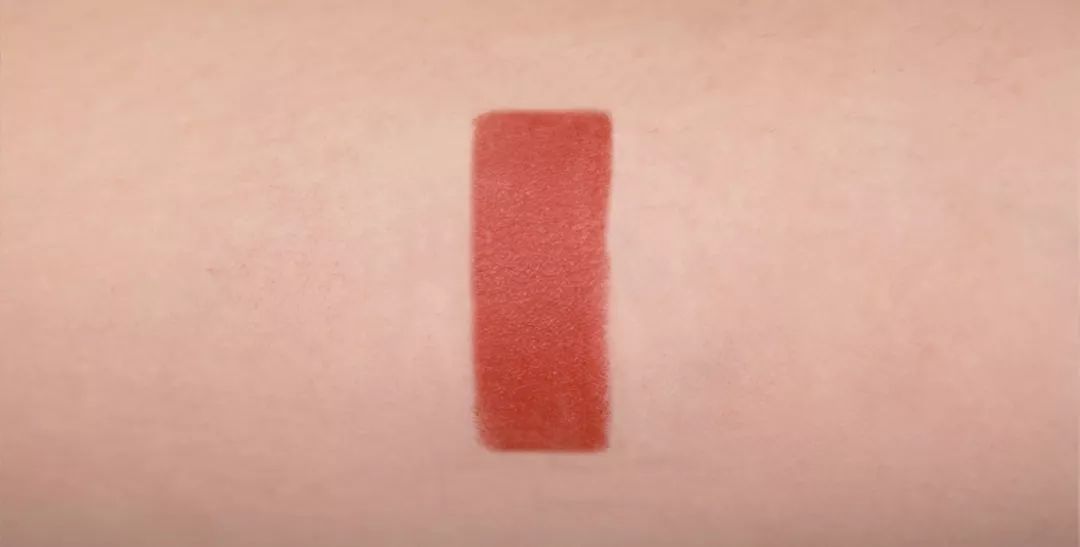 好想尝尝你的口红的味道,不停的舔口红