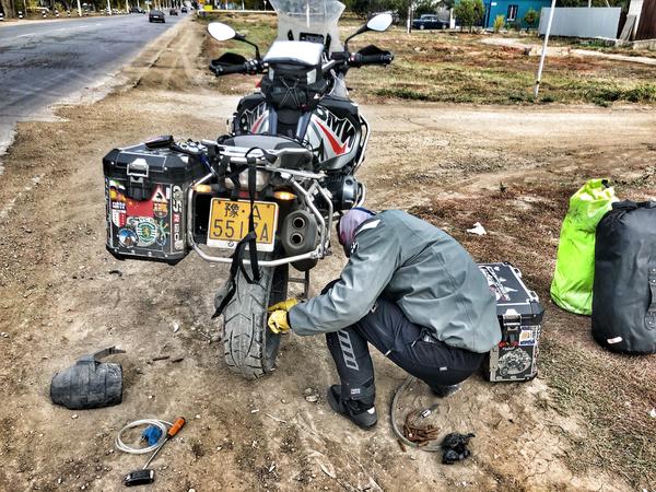 骑着摩托车环中国旅游,俩郑州小伙骑摩托环游欧洲