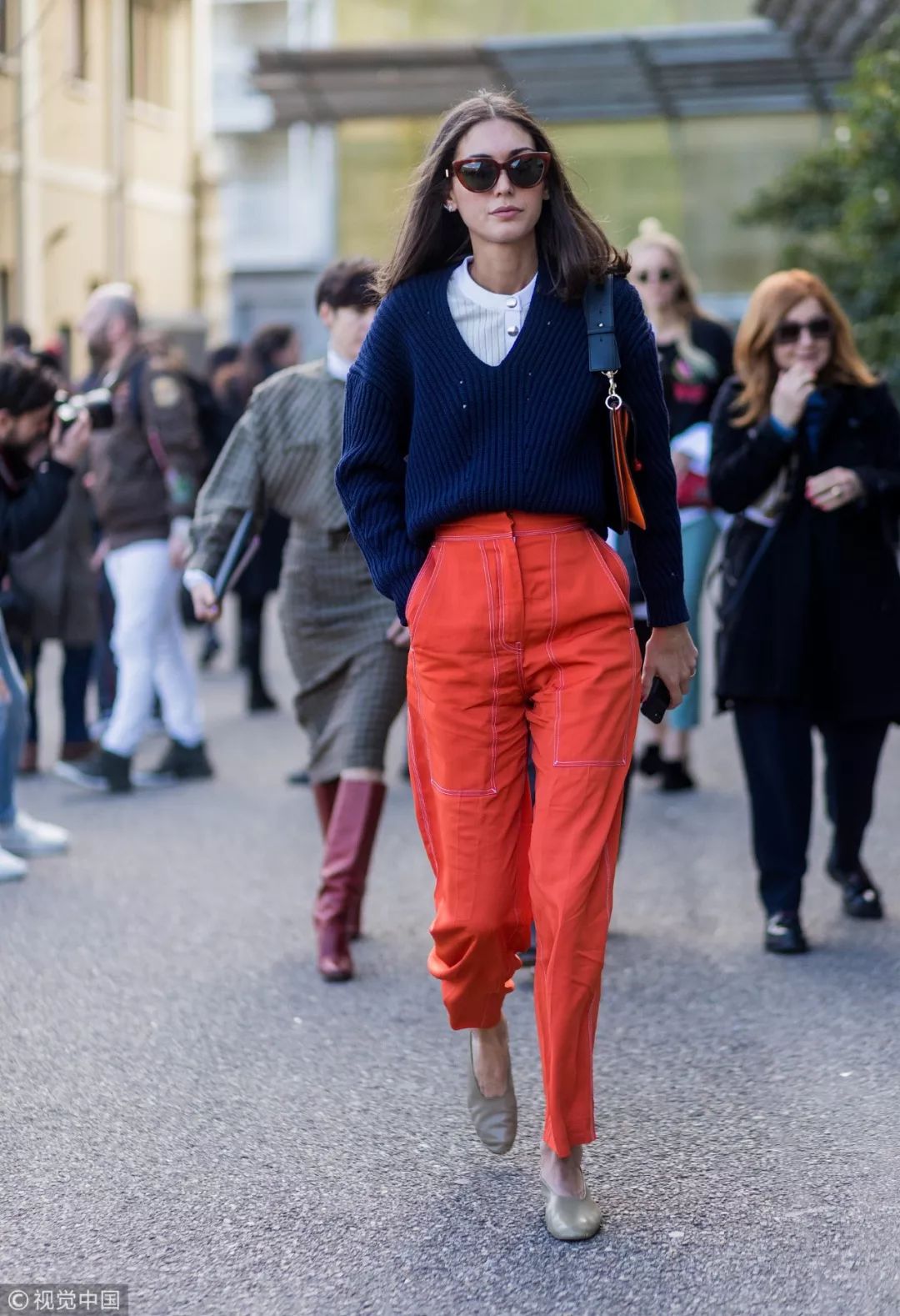 v领毛衣显脖子长吗,v领毛衣和圆领毛衣哪个显脸小