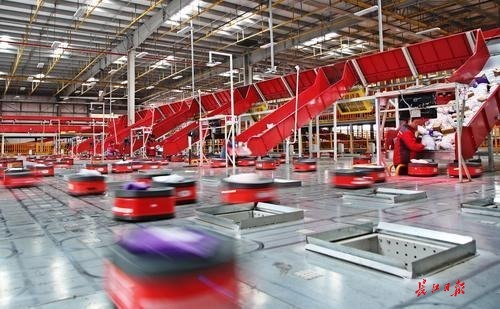 长江日报市民观察团参观京东亚一物流园:分拣机器人送货时会“礼让”