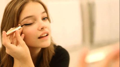 如何让眼睛变得更大更有神更好看,什么方法能让眼睛更有神