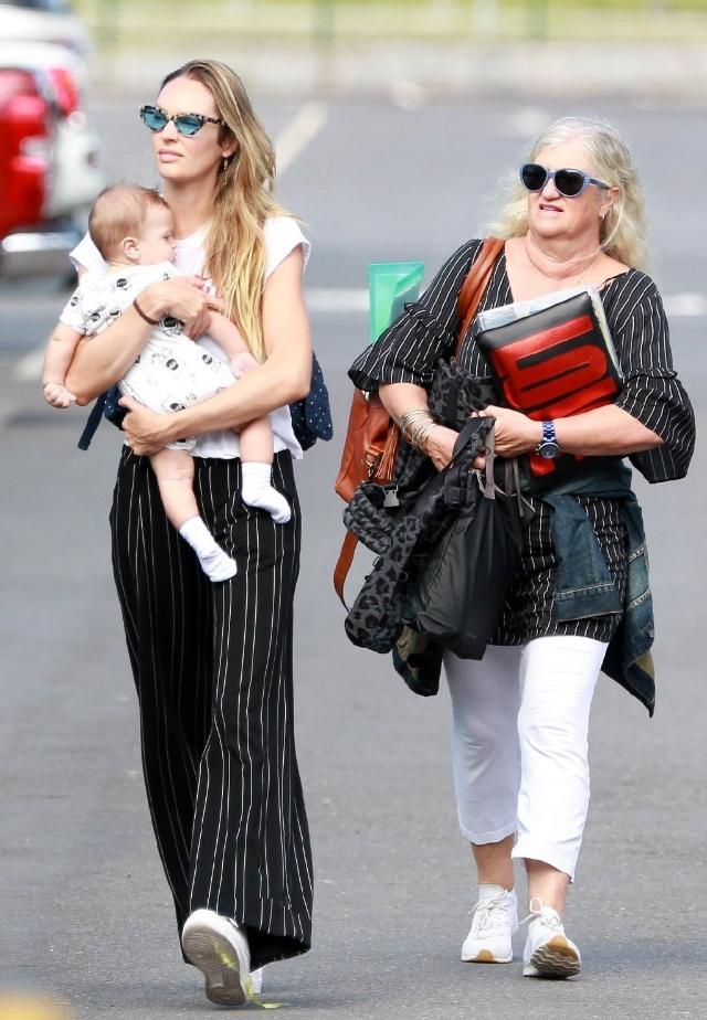 超模糖糖晒宝宝照片,超模糖糖穿金色鱼尾裙出席电影节