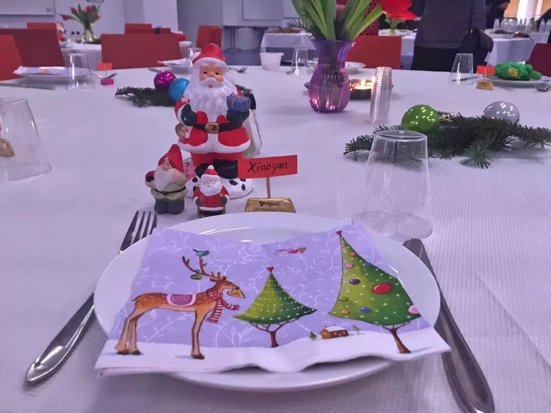 吃圣诞大餐，装扮圣诞树，期待一个红帽子、白胡子的人送圣诞礼物