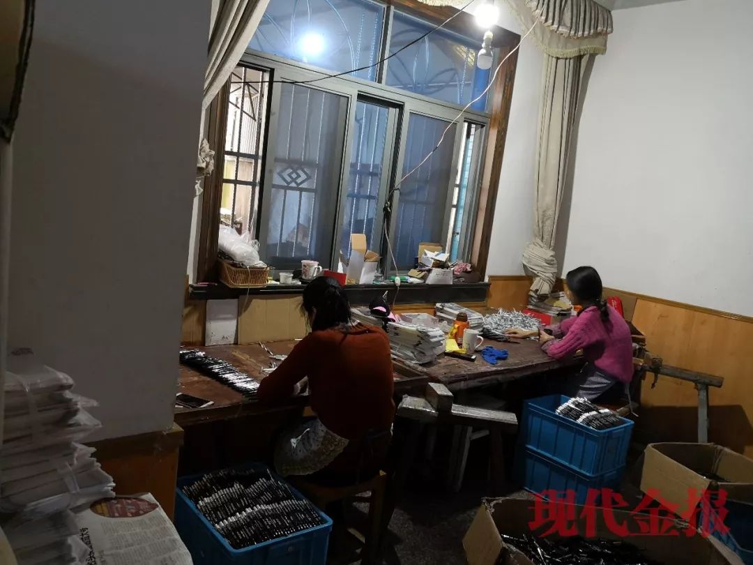 眼线笔成本不到一元,仿冒大牌的眼线笔