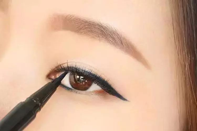 眼线笔成本不到一元,仿冒大牌的眼线笔