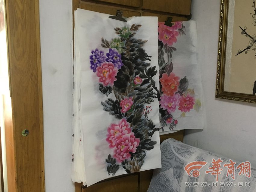 西安83岁“白发学童”13年间坚持用毛笔抄名著