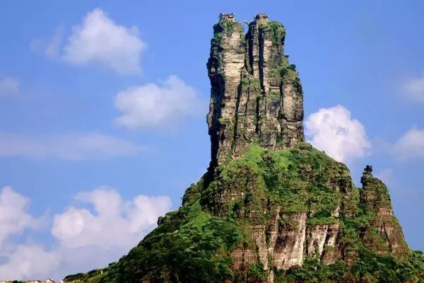 黔东南+黔西南经典八日游—昆明—马岭河峡谷—万峰林—黄果树瀑布—荔波小七孔—千户苗寨—镇远古镇—梵净山—石阡温泉