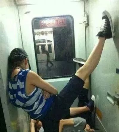 买到站票怎么办？俩女孩竟在火车过道……