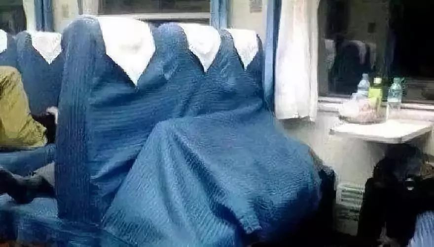 买到站票怎么办？俩女孩竟在火车过道……