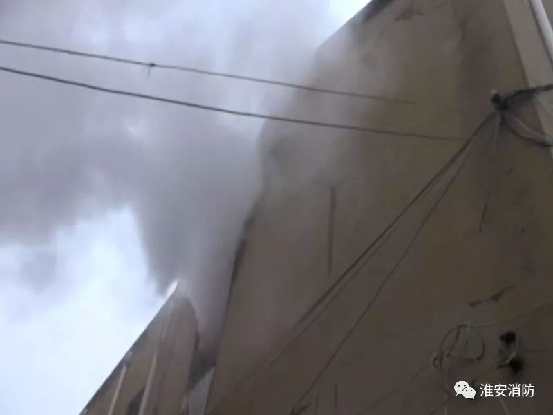 正在做饭家里插线板着火了怎么办,插线板起火的原因和处理方法